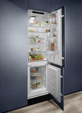 Electrolux Холодильник встраиваемый с нижн. мороз., 188x55х55, холод.отд.-215л, мороз.отд.-61л, 2дв., А++, Combi, инв., диспл внутр., белый RNT6TE19S фото