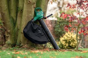 Повітродувка Bosch UniversalGardenTidy 3000: рішення 3 в 1 для ефективного прибирання садового сміття. фото