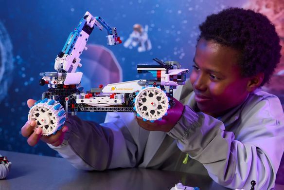 Конструктор LEGO Technic Місяцехід Lunar Outpost. Космічний корабель (392148)