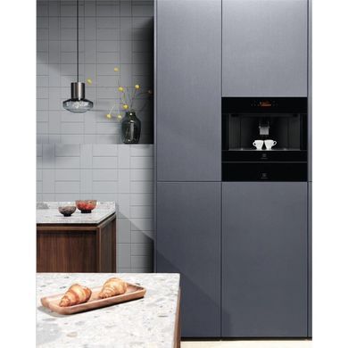 Electrolux Кофемашина встраиваемая, 2,5л, зерно+мол., автомат.капуч, дисплей, сенсорное управл., подсветка, черный KBC85Z фото