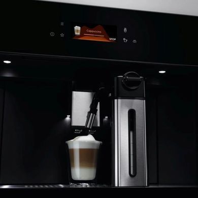 Electrolux Кофемашина встраиваемая, 2,5л, зерно+мол., автомат.капуч, дисплей, сенсорное управл., подсветка, черный KBC85Z фото