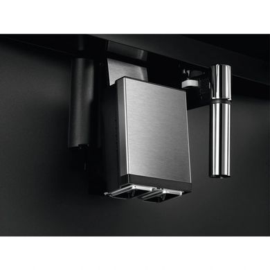 Electrolux Кофемашина встраиваемая, 2,5л, зерно+мол., автомат.капуч, дисплей, сенсорное управл., подсветка, черный KBC85Z фото