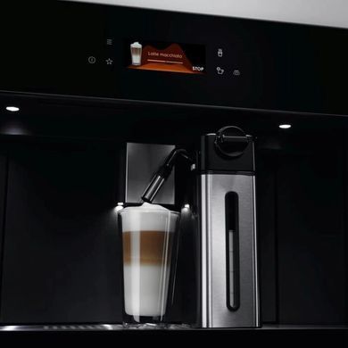 Electrolux Кофемашина встраиваемая, 2,5л, зерно+мол., автомат.капуч, дисплей, сенсорное управл., подсветка, черный KBC85Z фото