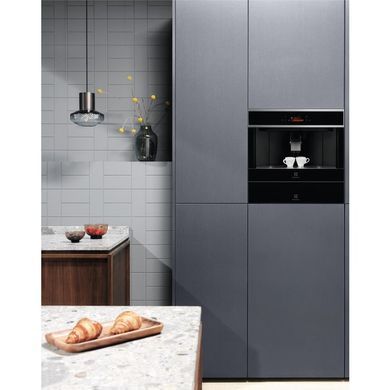 Electrolux Кавомашина вбудована, 2,5л, зерно+мелена, автомат.капуч, дисплей, сернор.керування, підсвітка, чорний (378522) EBC85X фото