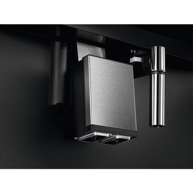 Electrolux Кавомашина вбудована, 2,5л, зерно+мелена, автомат.капуч, дисплей, сернор.керування, підсвітка, чорний (378522) EBC85X фото