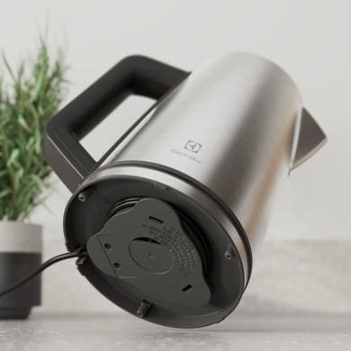 Электрочайник Electrolux 1.7л, Strix, дисплей, металл, поддержка темп, нерж (365320) E5K1-6ST фото