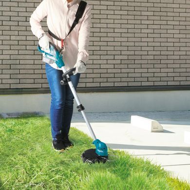 Makita Триммер садовый UR100DWAE аккумуляторный CXT, 10.8В 2х2ач, 230мм, 3 кг UR100DWAE фото