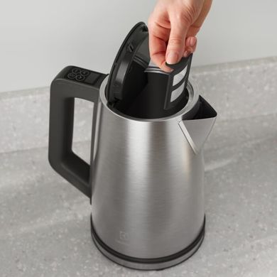 Электрочайник Electrolux 1.7л, Strix, дисплей, металл, поддержка темп, нерж (365320) E5K1-6ST фото