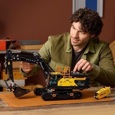 Конструктор LEGO Technic Екскаватор Volvo EC500 Hybrid 2359 деталей (42215)