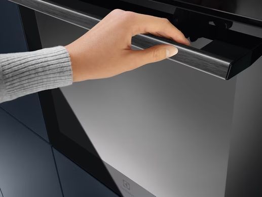 Electrolux Духова шафа електрична, 70л, А++, пара, дисплей, конвекція, ф-ція пароварки, телескопічні напрямні, чорний (368009) EOABS39WZ фото