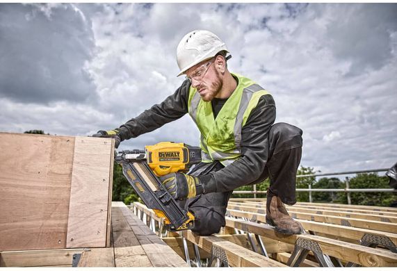 Пистолет гвоздозабивной бесщеточный аккумуляторный DeWALT DCN930N