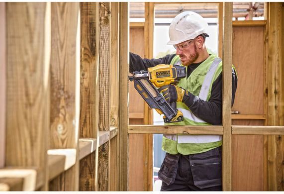 Пистолет гвоздозабивной бесщеточный аккумуляторный DeWALT DCN930N