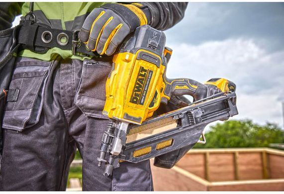 Пистолет гвоздозабивной бесщеточный аккумуляторный DeWALT DCN930N