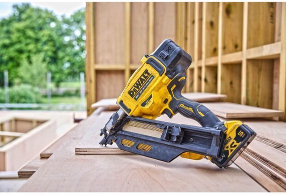 Пистолет гвоздозабивной бесщеточный аккумуляторный DeWALT DCN930N