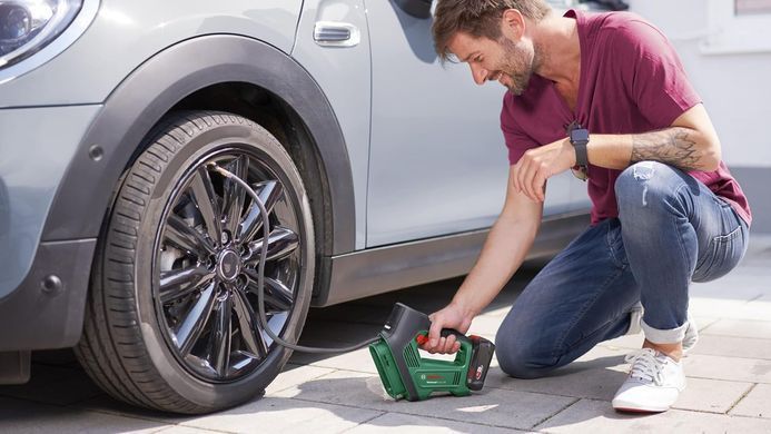 Автомобильный компрессор аккумуляторный Bosch UniversalPump, 18В, без АКБ и ЗП 0.603.947.100 фото