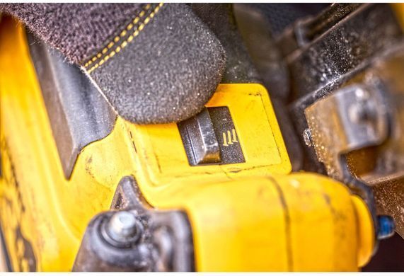 Пистолет гвоздозабивной аккумуляторный бесщеточный DeWALT DCN930P2