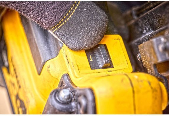 Пистолет гвоздозабивной аккумуляторный бесщеточный DeWALT DCN930P2