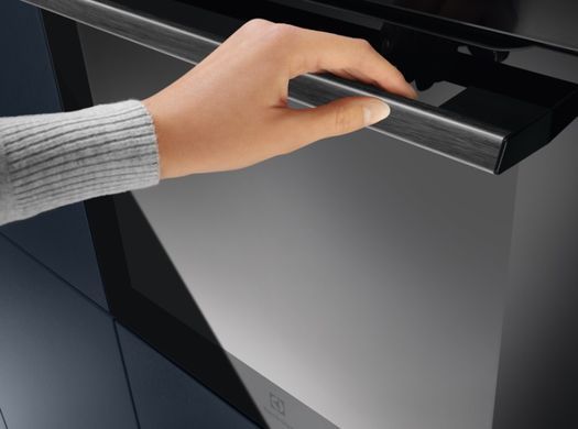 Electrolux Духовой шкаф электрический, 72л, A+, дисплей, конвекция, пиролиз, телескопические направляющие, черный KOEBP39WZ фото