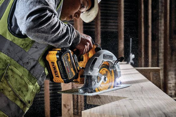 Пила дисковая бесщеточная аккумуляторная DeWALT DCS573NT DCS573NT фото