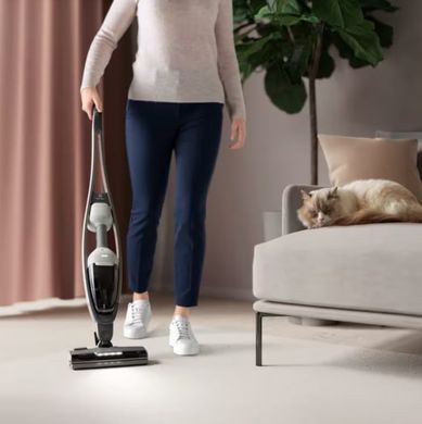 Electrolux Пылесос беспроводный, конт пыль -0.3л, автон. раб. до 55мин, вес-2.7кг, НЕРА, 2в1, турбо-щетка, BRC, 5 насадок, белый ES62HB25UV фото