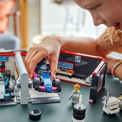 Конструктор LEGO City Гараж F1 и автомобили Mercedes-AMG и Alpine 678 деталей (60444)