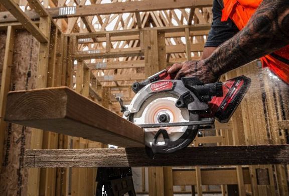 Пила дисковая ручная аккумуляторная MILWAUKEE, M18 FCCS55-0, &Oslash;165мм (+акк., M18 B5 (5Aг)) (+акк., M18 B5 (5Aг)) 4933493587/B5 фото