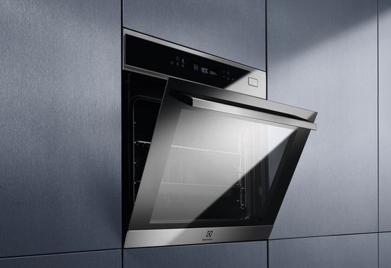 Electrolux Духовой шкаф электрический, 70л, А+, пар, дисплей, конвекция, ф-ция пароварки, черный+нерж EOB7S31X фото
