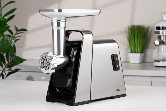 Мясорубка ARDESTO 2400Вт, 2.2кг/мин, 3 решетки, насадка для колбас, кеббе, томатов, 4 терки, пластик, черно-серебряный (358971) MGK-2400 фото