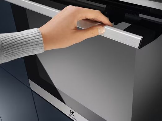 Electrolux Духовой шкаф электрический, 72л, А, пар, дисплей, конвекция, телескопические направляющие, ф-ция пароварки, черный+нерж EOC5E70X фото