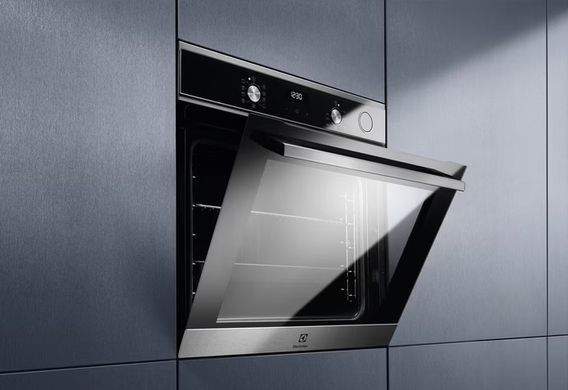Electrolux Духовой шкаф электрический, 72л, А, пар, дисплей, конвекция, телескопические направляющие, ф-ция пароварки, черный+нерж EOC5E70X фото