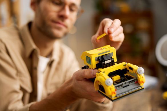 Конструктор LEGO Icons Трансформери. Бамблбі (391628)