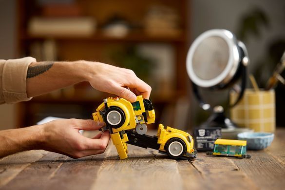 Конструктор LEGO Icons Трансформери. Бамблбі (391628)