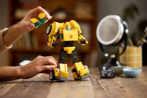 Конструктор LEGO Icons Трансформери. Бамблбі (391628)