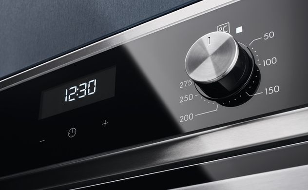 Electrolux Духовой шкаф электрический, 72л, А, пар, дисплей, конвекция, телескопические направляющие, ф-ция пароварки, черный+нерж EOC5E70X фото