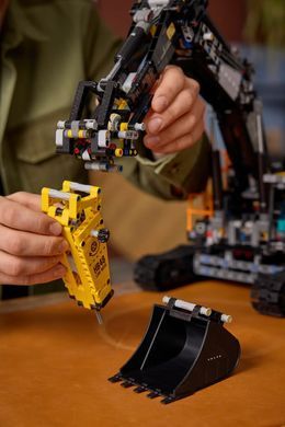 Конструктор LEGO Technic Экскаватор Volvo EC500 Hybrid