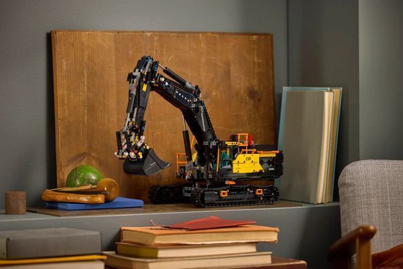 Конструктор LEGO Technic Экскаватор Volvo EC500 Hybrid