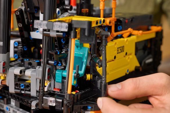 Конструктор LEGO Technic Экскаватор Volvo EC500 Hybrid