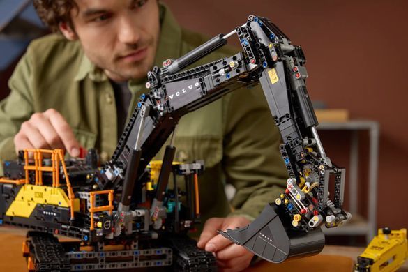 Конструктор LEGO Technic Экскаватор Volvo EC500 Hybrid