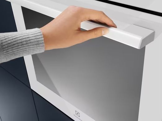 Electrolux Духовой шкаф электрический, 70л, А+, пар, дисплей, конвекция, ф-ция пароварки, белый EOB7S31V фото