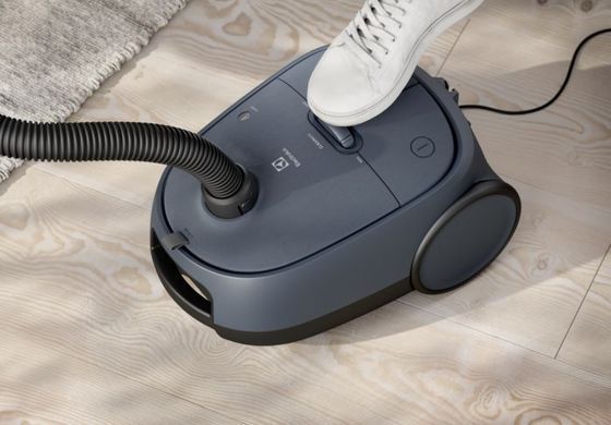 Electrolux Пилосос мішковий, 750Вт, 3.5л, HEPA12, s-bag, 4 насадки, синій (365305) EB61C4DB фото