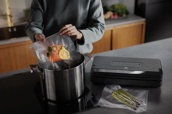 Вакууматор Electrolux для рулонів, пакетів і контейнерів, 120Вт, 30см, електронне керування, +1 рулон, пластик, сірий (363897) E6VS1-6AG фото