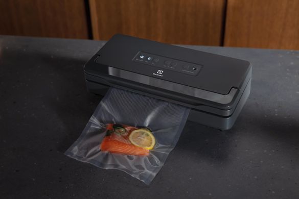 Вакууматор Electrolux для рулонів, пакетів і контейнерів, 120Вт, 30см, електронне керування, +1 рулон, пластик, сірий (363897) E6VS1-6AG фото