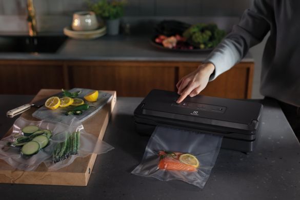 Вакууматор Electrolux для рулонів, пакетів і контейнерів, 120Вт, 30см, електронне керування, +1 рулон, пластик, сірий (363897) E6VS1-6AG фото