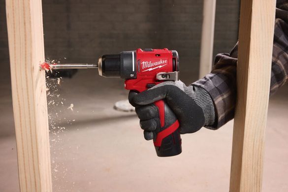 Дрель-шуруповерт аккумуляторный MILWAUKEE M12 BLDDRC-402C, 40Нм (зарядное устройство С12, 2 аккумулятора М12 В4 4Ач, клипса для реме 4933499688 фото