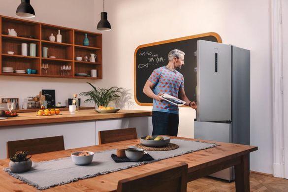 Gorenje Холодильник с нижн. мороз. камерой, 185х60х60см, 2 дв., 210(110)л, А++, NoFrost Plus, Зона св-ти, Внешн.диспл, серый NRK6192AS4 фото
