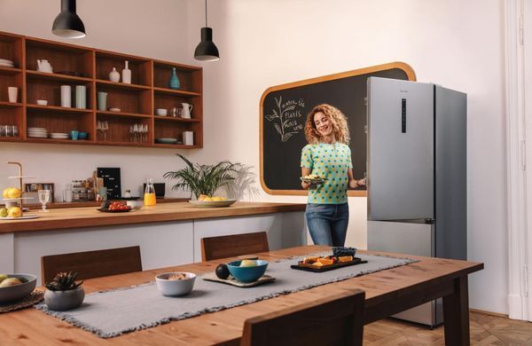 Gorenje Холодильник с нижн. мороз. камерой, 185х60х60см, 2 дв., 210(110)л, А++, NoFrost Plus, Зона св-ти, Внешн.диспл, серый NRK6192AS4 фото