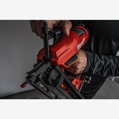 Цвяхозабивний пістолет акумуляторний MILWAUKEE, M18 FN16GA-202X, 32/64мм 4933478092 фото