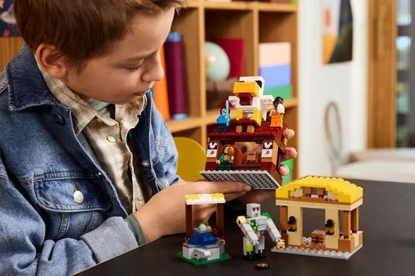 Конструктор LEGO Minecraft Напад на село з повітряною кулею Ґаст (389505)