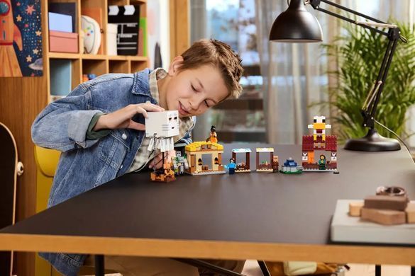 Конструктор LEGO Minecraft Напад на село з повітряною кулею Ґаст (389505)