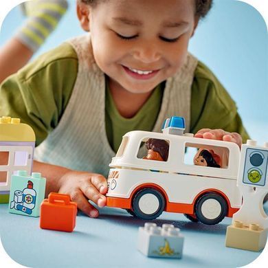Конструктор LEGO DUPLO Швидка допомога та водій 19 деталей (10447)